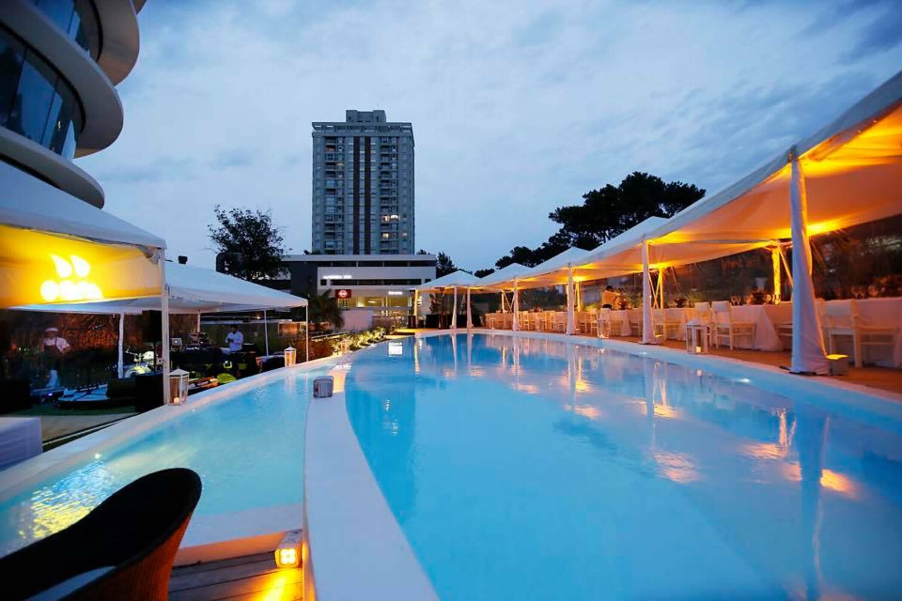 Útilaug, opið kl. 09:00 til kl. 22:30, sólhlífar