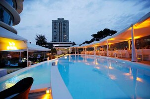 Una piscina al aire libre (de 09:00 a 22:30), sombrillas