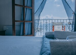 Villa, 4 Schlafzimmer, Meerblick, am Strand | 4 Schlafzimmer, Schreibtisch, schallisolierte Zimmer