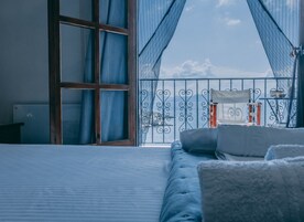 4 habitaciones, escritorio, sistema de insonorización y cunas gratuitas 