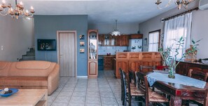 TV de tela plana, lareira