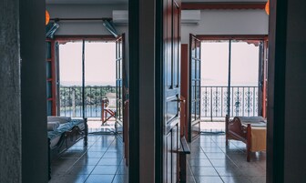 4 habitaciones, escritorio, sistema de insonorización y cunas gratuitas 