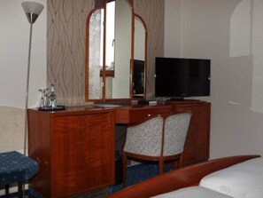 Quarto casal | Escrivaninha, Wi-Fi de cortesia, roupa de cama