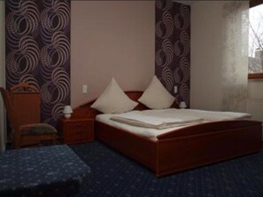 Double Room | Desk, free WiFi, bed sheets