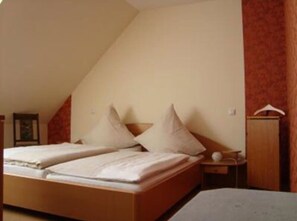 Quarto casal | Escrivaninha, Wi-Fi de cortesia, roupa de cama