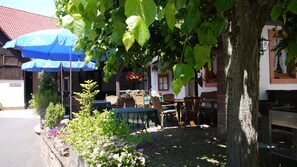 Terrace/patio - Gasthof Zum Schwarzen Ross (Zeitlofs)