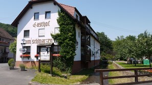 Exterior - Gasthof Zum Schwarzen Ross (Zeitlofs)