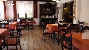 Daily continental breakfast (EUR 9.50 per person)