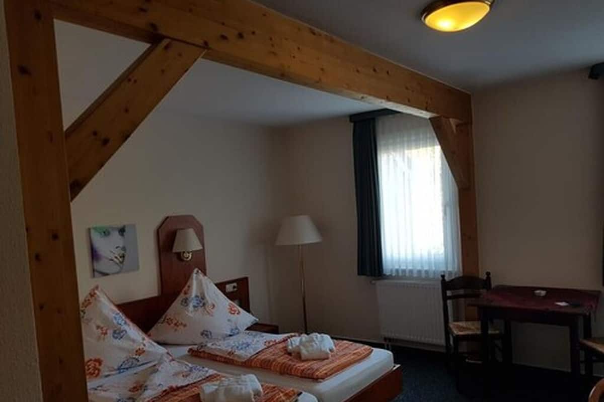 Een minibar, een bureau, een laptopwerkplek, gratis wifi
