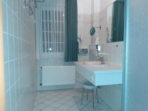 Shower, hair dryer, towels, soap - Desperados Hotel (Bergen)