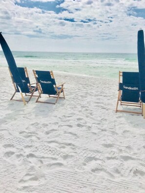Solstolar och strandhanddukar