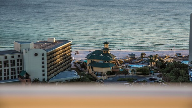 Ein Hotel an der Küste mit Pool, Strand und Meerblick.