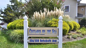 Une enseigne indiquant « Cottages by the Sea » au 506/508, avenue Rehoboth.