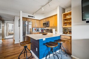 Refrigerador, microondas, placa de cocina, lavavajillas