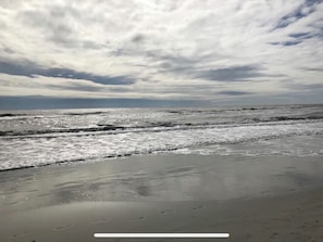 Playa en los alrededores y camastros