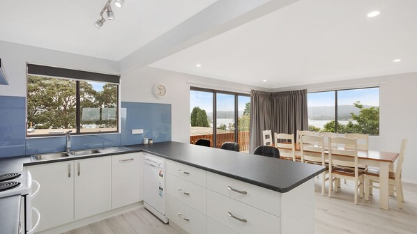Fridge, oven, stovetop, dishwasher - Forsters Bay Haven at Narooma (NAROOMA)