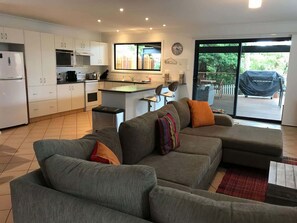 TV, books - Narrawallee Holiday House (Narrawallee)