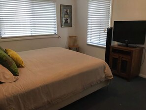 4 habitaciones, tabla de planchar con plancha, wifi y ropa de cama 