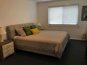4 bedrooms, iron/ironing board, WiFi, bed sheets
