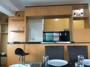 Refrigerador, microondas, parrilla de estufa y cafetera y tetera 