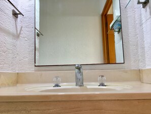 Hair dryer, towels, soap, shampoo - Condos Brisas offers great location for family and friends. Great beach and pool (Zona Hotelera)