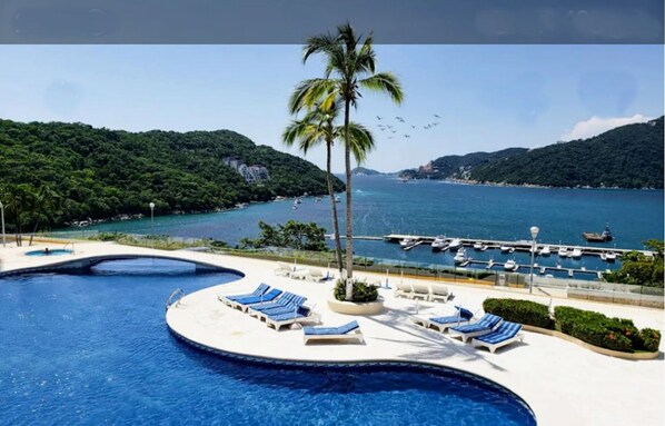 Una piscina al aire libre, una piscina climatizada