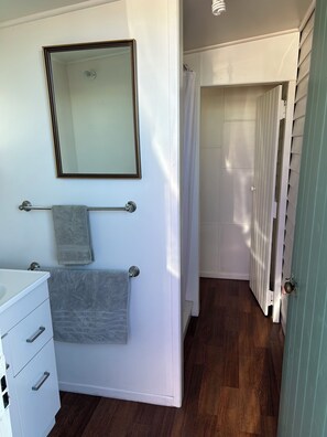 Dusj, hårføner, håndklær og såpe