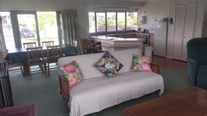 Smart TV, fireplace, DVD player, books - Corena's Place - walking distance to lake and town.  Includes linen and wifi.  (Taupo Central)
