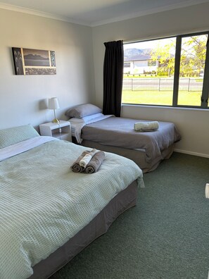 4 bedrooms, iron/ironing board, free WiFi, bed sheets - Corena's Place - walking distance to lake and town.  Includes linen and wifi.  (Taupo Central)