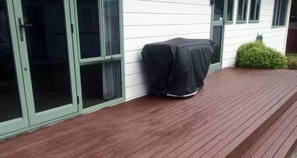 Corena's Place - walking distance to lake and town. Includes linen and wifi.