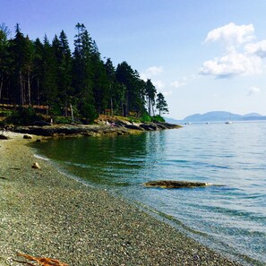 Plage, chaises longues, serviettes de plage