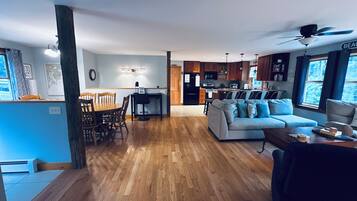 Een televisie, een dvd-speler, boeken en een filmbibliotheek