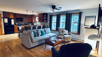 TV, DVD player, livros, videoteca