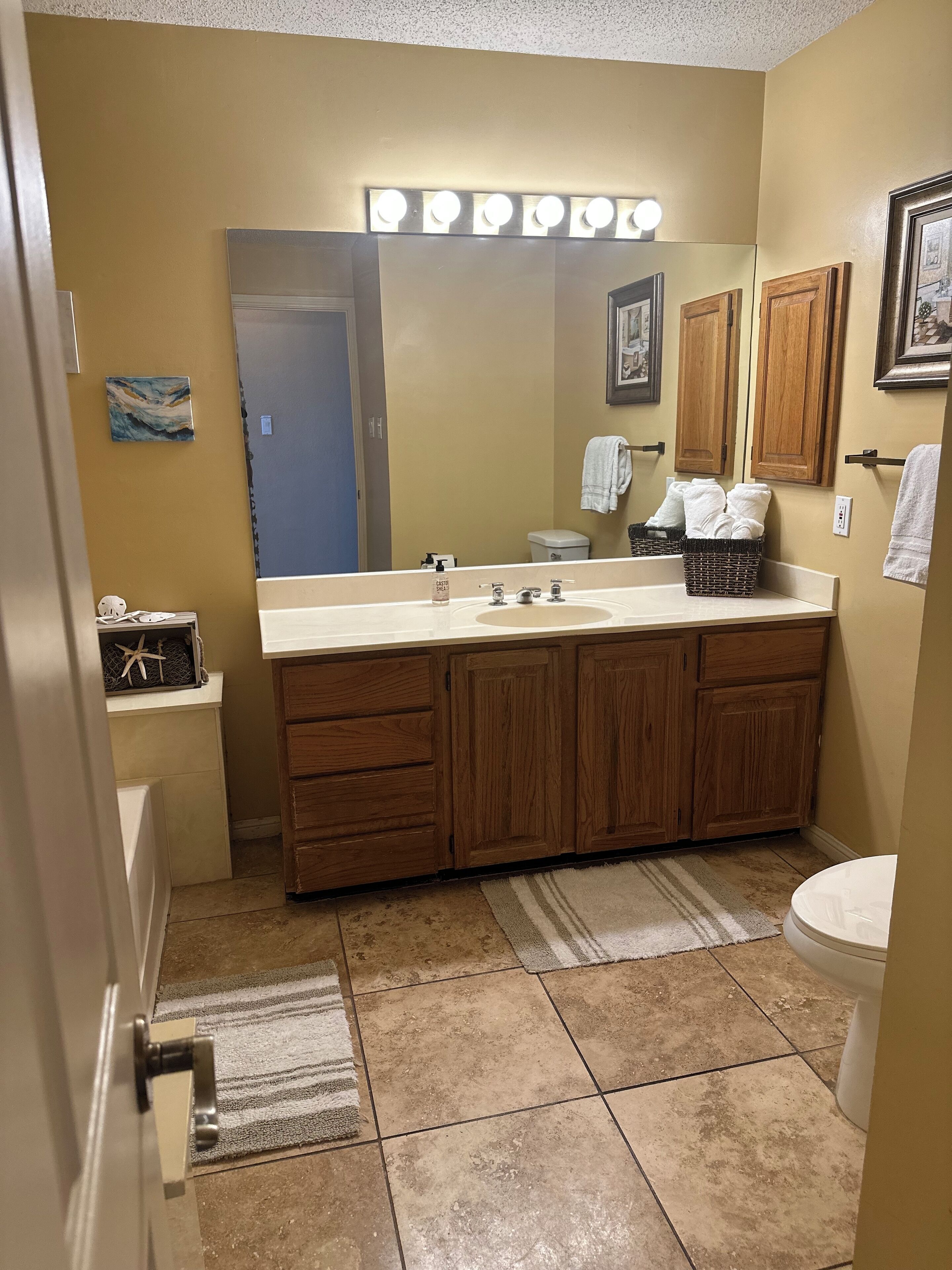 Shower, jetted tub, towels, toilet paper