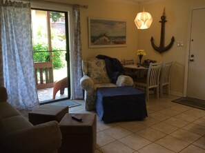 Smart-tv, dvd-spelare, böcker och ett filmbibliotek