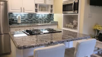 KylskÄp, mikrovÄgsugn, ugn och spishÀll