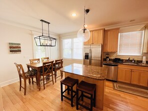 Mikrobølgeovn, kokeplater, oppvaskmaskin og kaffetrakter/tekoker