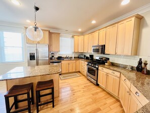 Mikrobølgeovn, kokeplater, oppvaskmaskin og kaffetrakter/tekoker