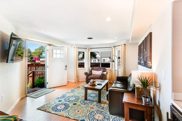 Smart TV, chimenea y libros