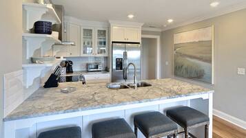 Ugn, spishäll, diskmaskin och brödrost