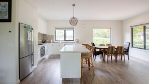 Réfrigérateur, micro-ondes, four, lave-vaisselle