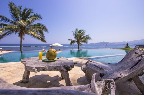 Three luxury villas, beachfront/sauna, tennis court + free airport shuttle
