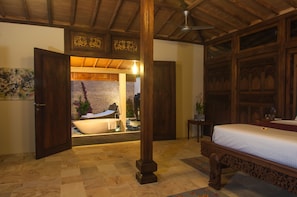6 bedrooms, in-room safe, desk, iron/ironing board - Three oceanfront luxury villas with sauna and tennis court (Sengkidu)