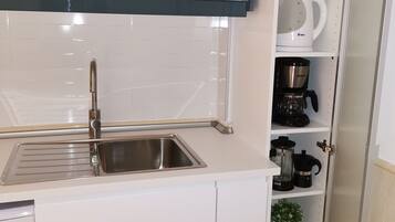 Een koelkast, een magnetron, een oven, een kookplaat