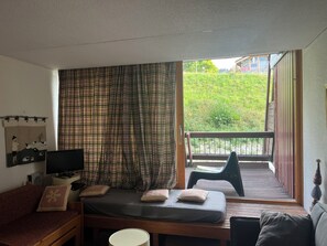 Televisie, een dvd-speler en een stereo