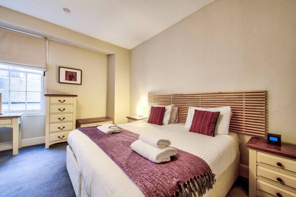 1 bedroom, iron/ironing board, WiFi, bed sheets - Stylish Home in New Town (Edinburgh)