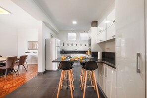 Kühlschrank, Mikrowelle, Ofen, Geschirrspüler