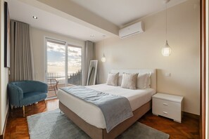 5 chambres, fer et planche à repasser, lit de bébé portatif