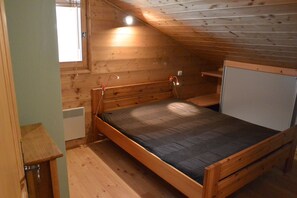 4 bedrooms, iron/ironing board, travel crib, free WiFi