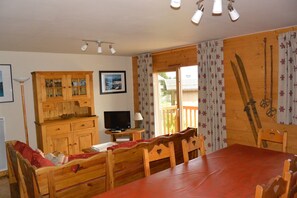 Una televisión, libros, un reproductor estéreo